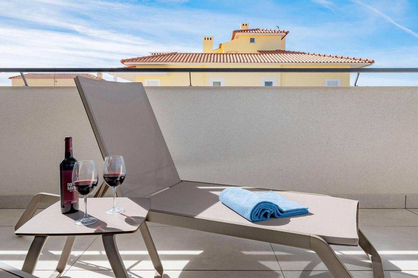 Luxury 2 Bedrooms Near And Old Town